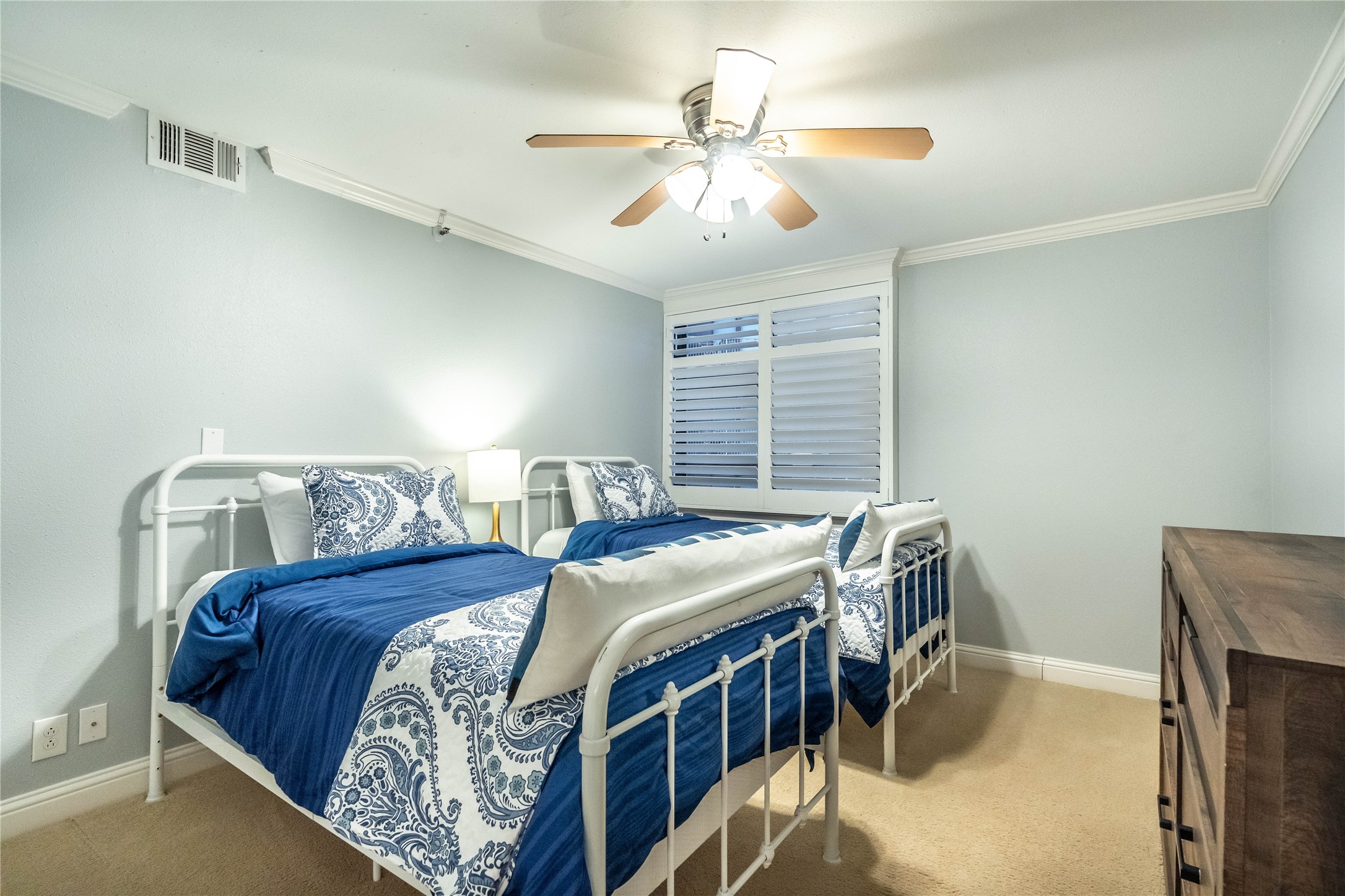 3525 Sage Road, Unit 1511 Houston, TX 77056 - Photo 18 of 25 a bedroom with a bed and a chandelier