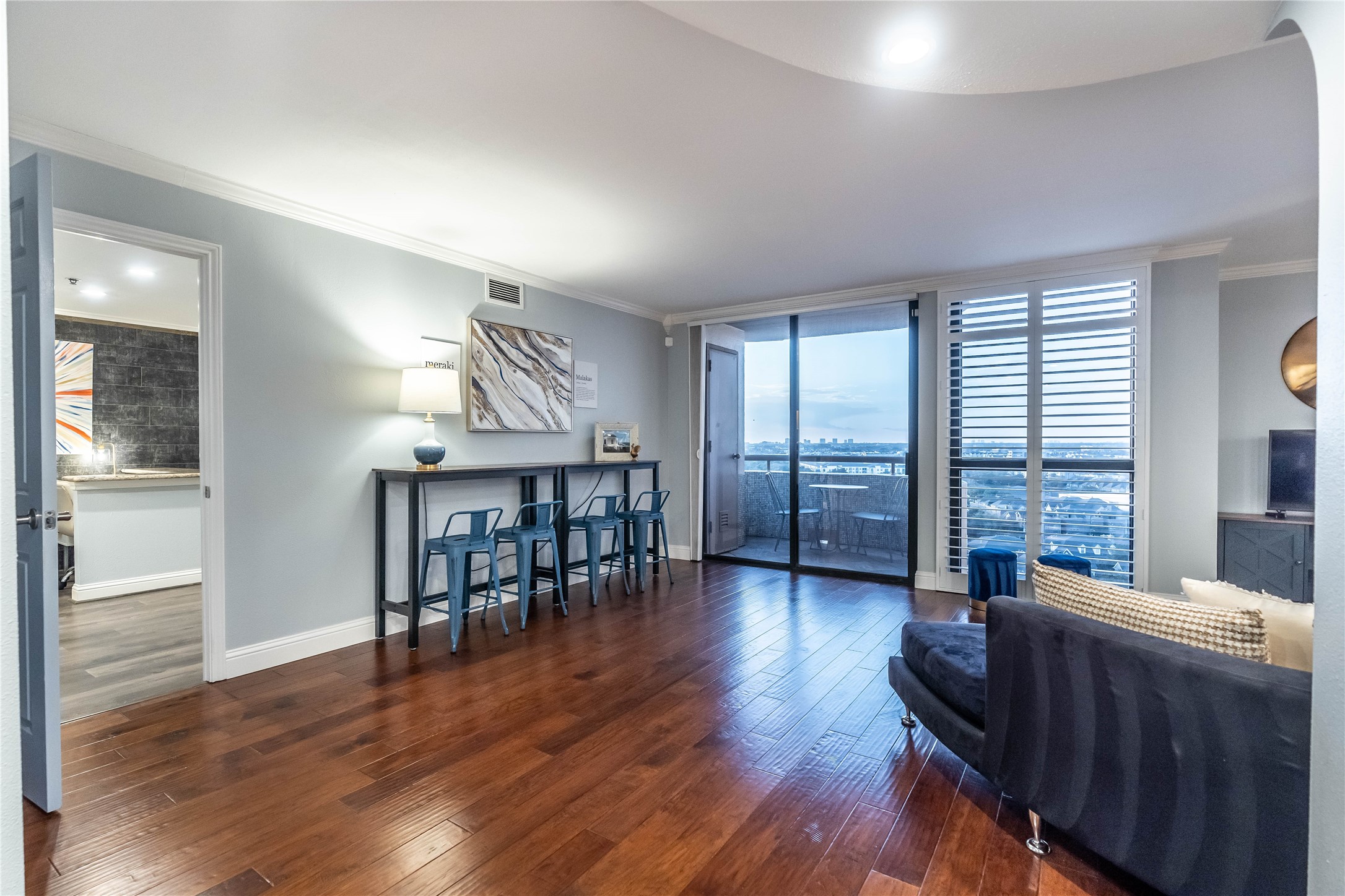 3525 Sage Road, Unit 1511 Houston, TX 77056 - Photo 2 of 25 a living room with furniture and a wooden floor