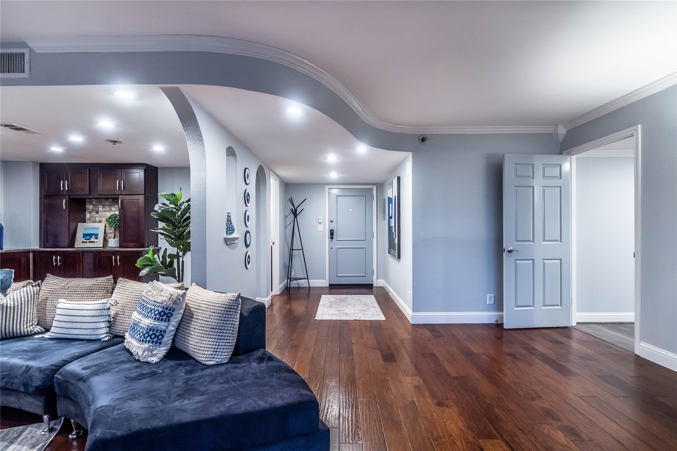 3525 Sage Road, Unit 1511 Houston, TX 77056 - Photo 3 of 25 a living room with furniture and wooden floor