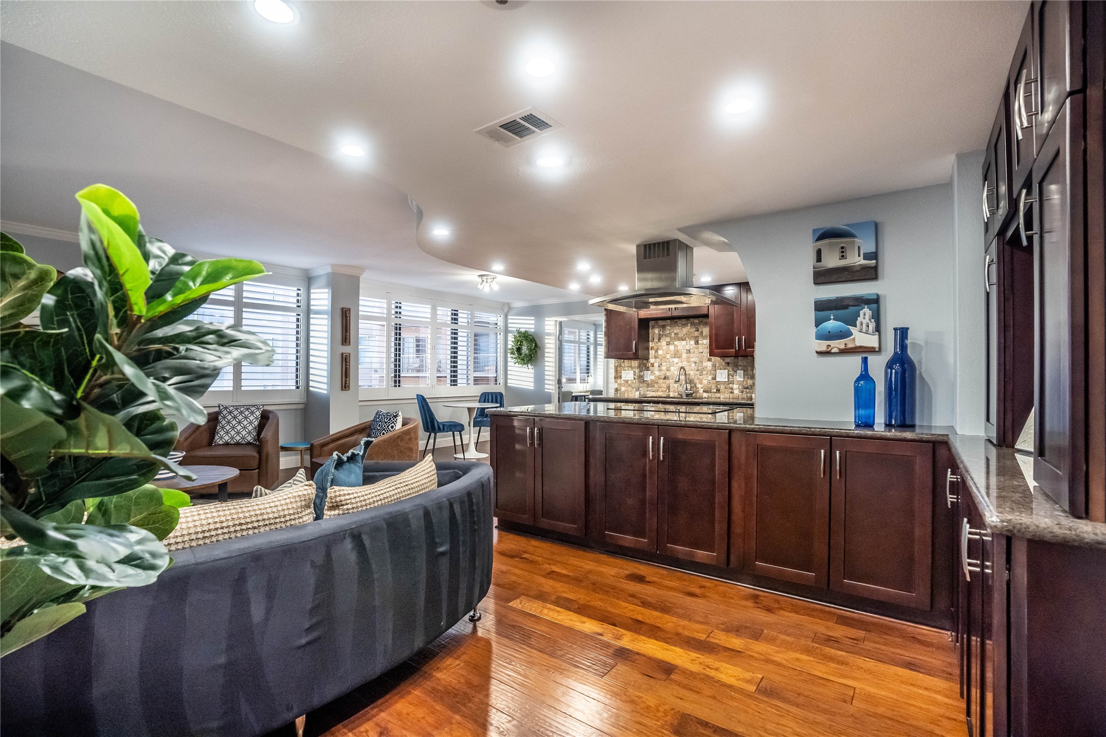 3525 Sage Road, Unit 1511 Houston, TX 77056 - Photo 4 of 25 a living room with furniture and a potted plant