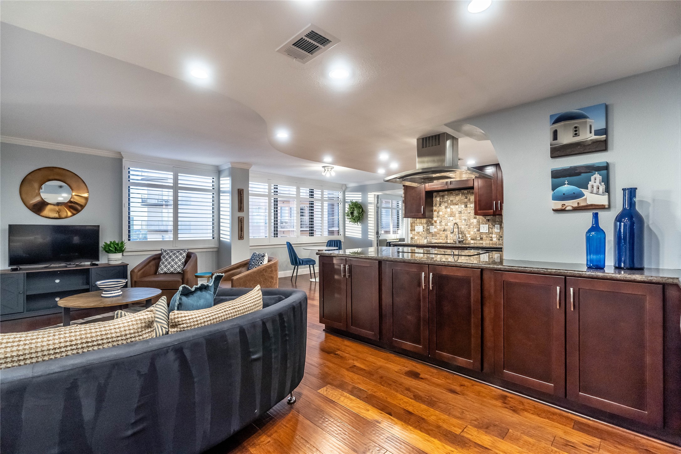 3525 Sage Road, Unit 1511 Houston, TX 77056 - Photo 5 of 25 a living room with lots of furniture and a flat screen tv