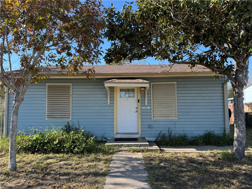 a front view of house with yard