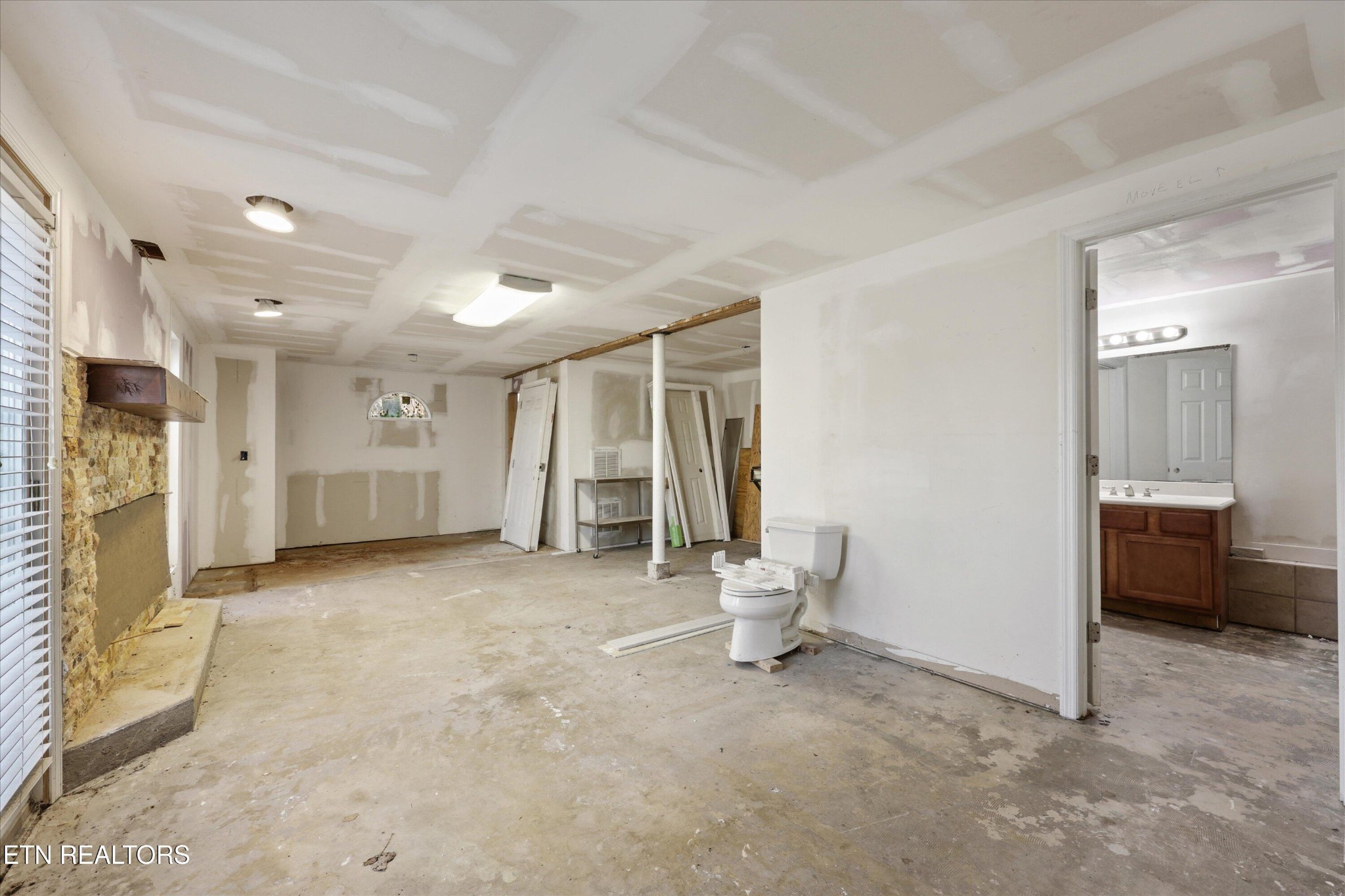 1221 Huntington Road Southwest Knoxville, TN 37919 - Photo 18 of 23 a view of an empty room