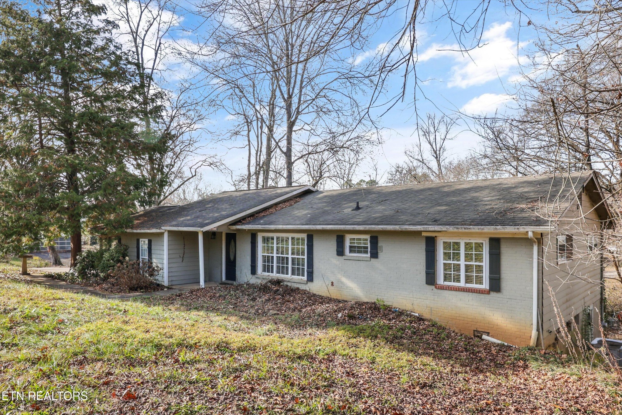 1221 Huntington Road Southwest Knoxville, TN 37919 - Photo 2 of 23 a front view of a house with a yard