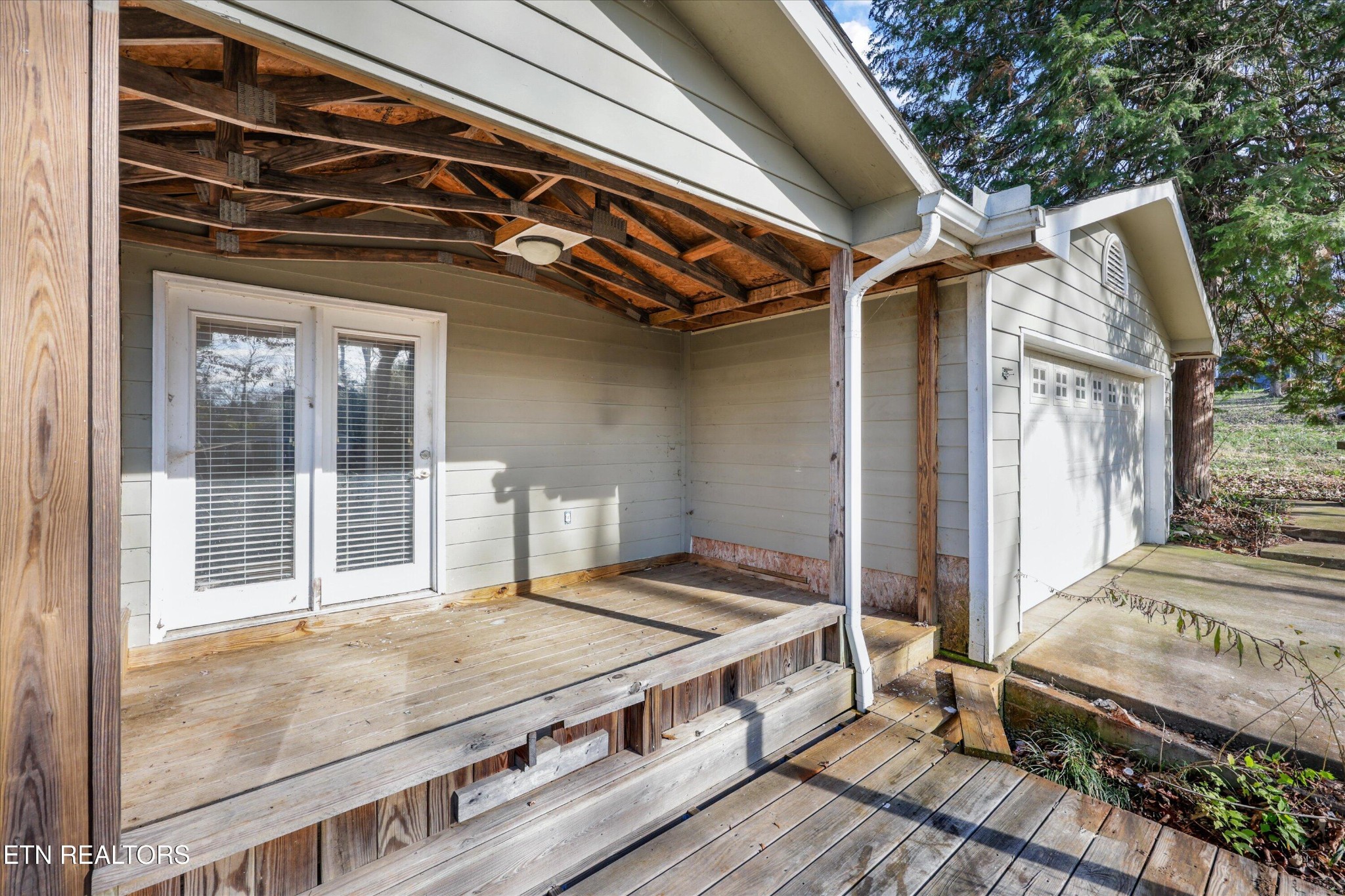 1221 Huntington Road Southwest Knoxville, TN 37919 - Photo 21 of 23 a balcony with a table and chairs