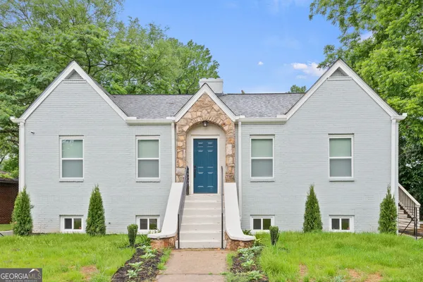 a view of a house with a yard