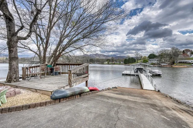 a view of a house with a yard and garage
