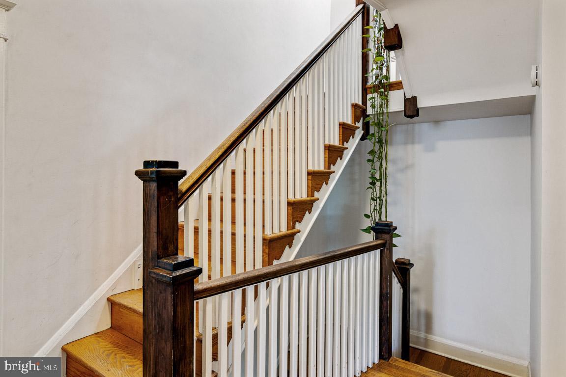 4430 Wickford Road Baltimore, MD 21210 - Photo 29 of 47 Second floor landing