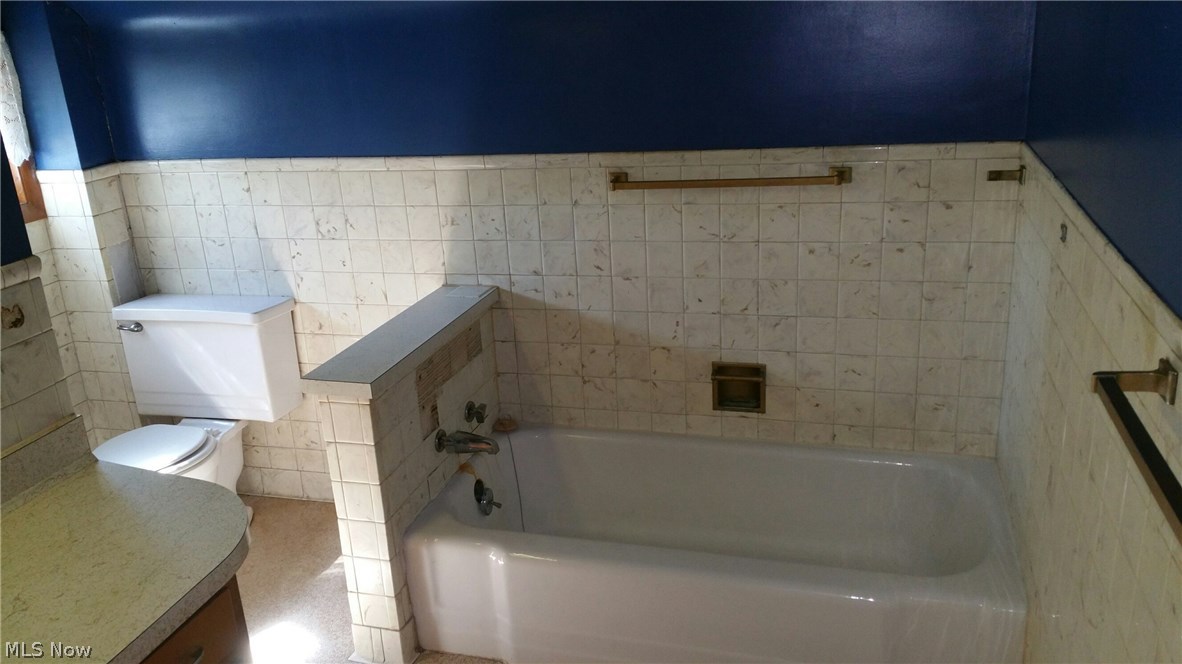 6308 Wayland Road Ravenna, OH 44266 - Photo 15 of 22 2nd view of 2nd floor full bathroom with bath tub.