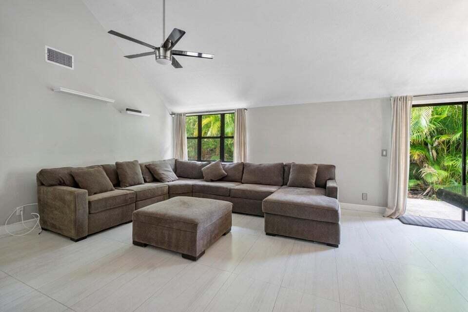 4140 Woods End Road Boca Raton, FL 33487 - Photo 8 of 14 20210617155144548261000000-o