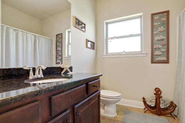 4096 Craigend Loop Gulf Shores, AL 36542 - Photo 5 of 21 Bathroom 2