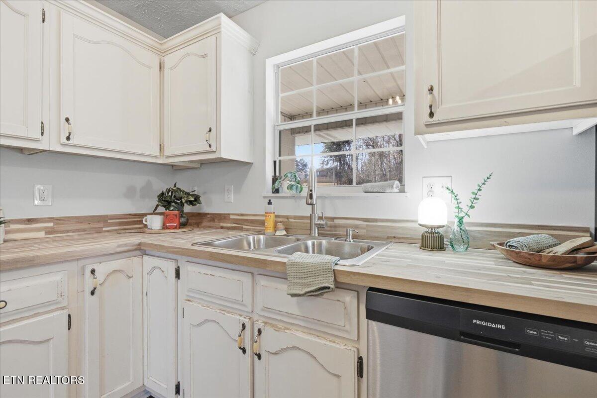 281 Main Street Maynardville, TN 37807 - Photo 17 of 26 17-012_7K9A3336