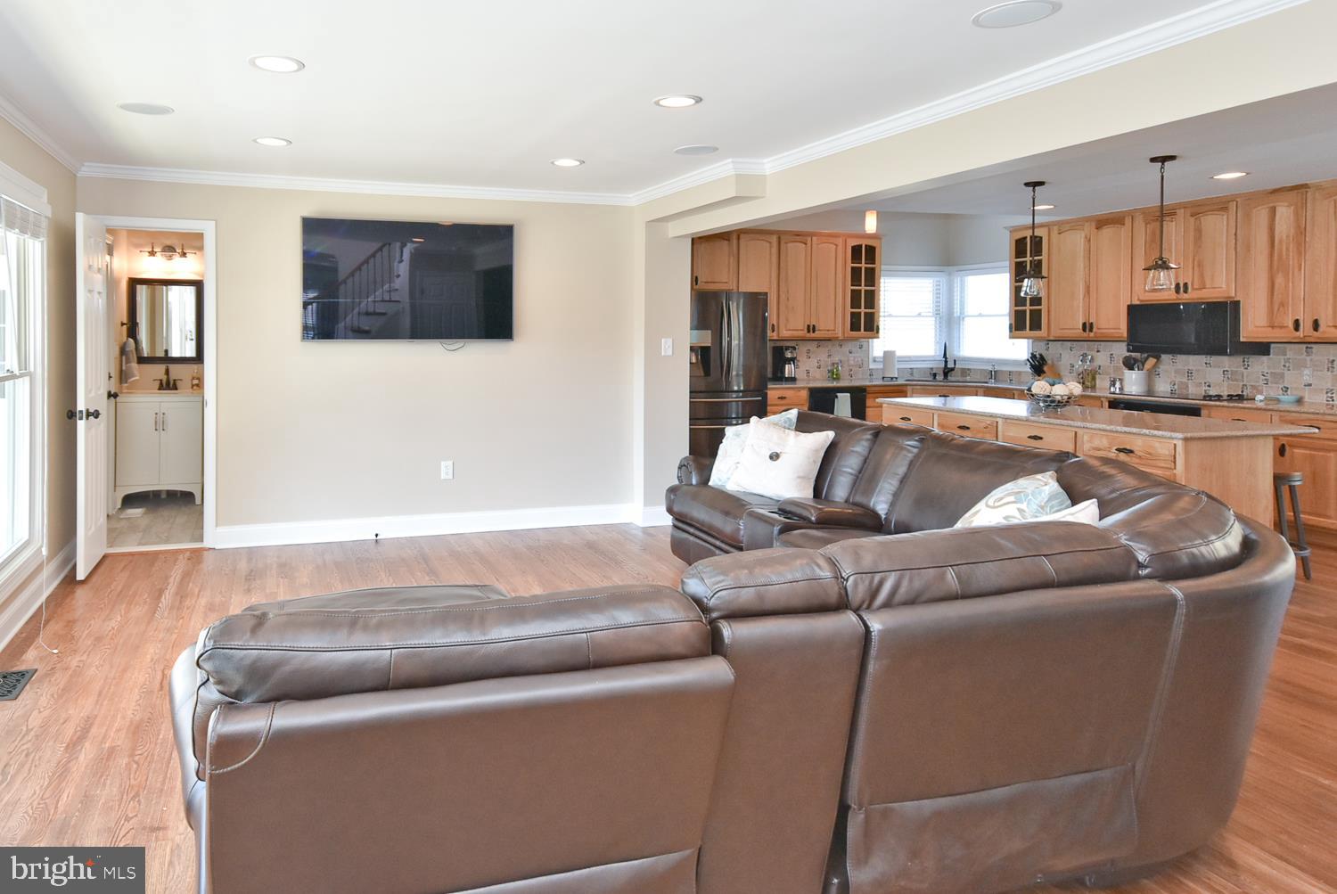 3015 Solomons Island Road Edgewater, MD 21037 - Photo 5 of 35 Large Living Area