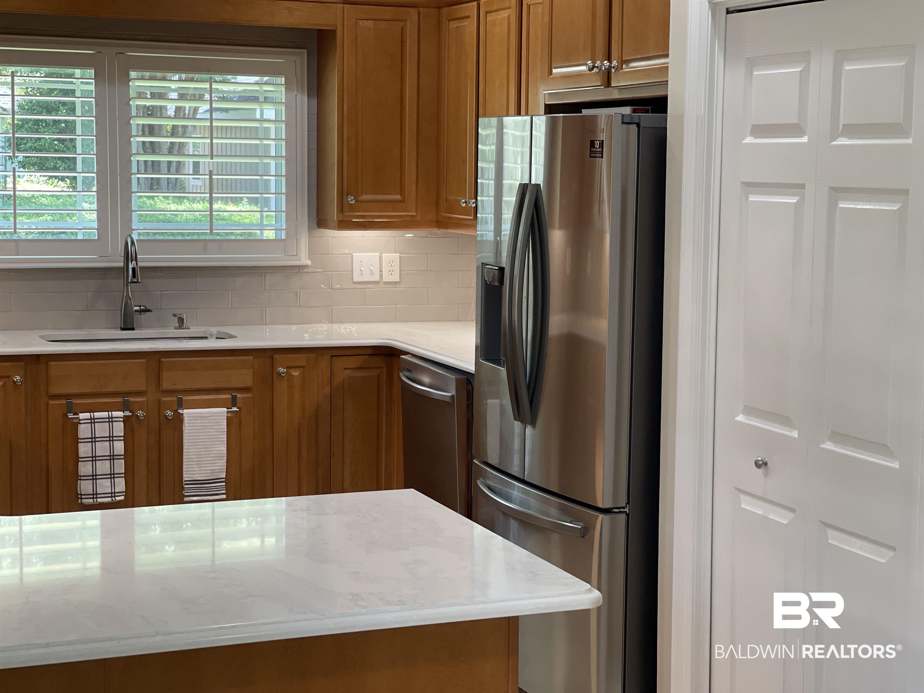 210 Savannah Circle Foley, AL 36535 - Photo 4 of 18 Kitchen featuring appliances with stainless steel finishes, sink, backsplash, and a wealth of natural light