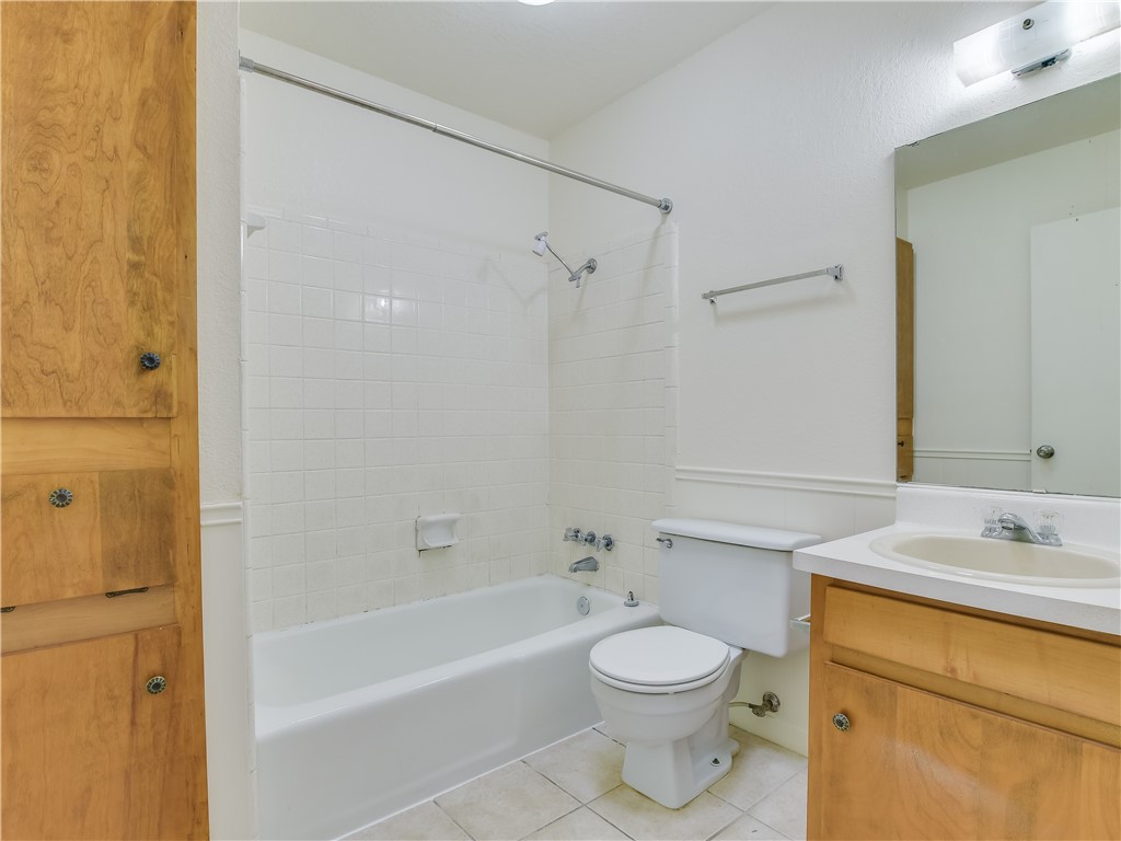 2804 Westhill Drive, Unit 101 Austin, TX 78704 - Photo 6 of 8 a bathroom with a toilet a sink and a bathtub