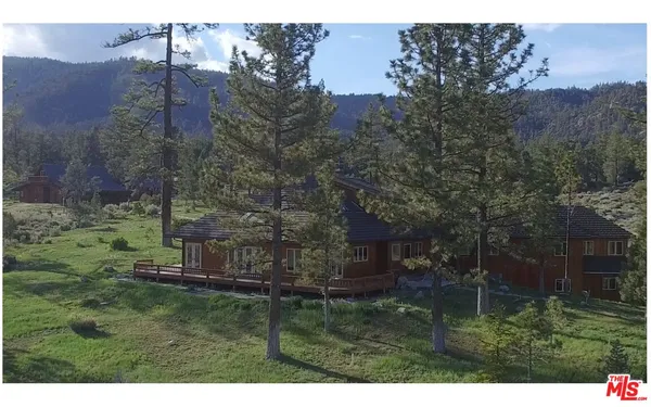 a view of a back yard