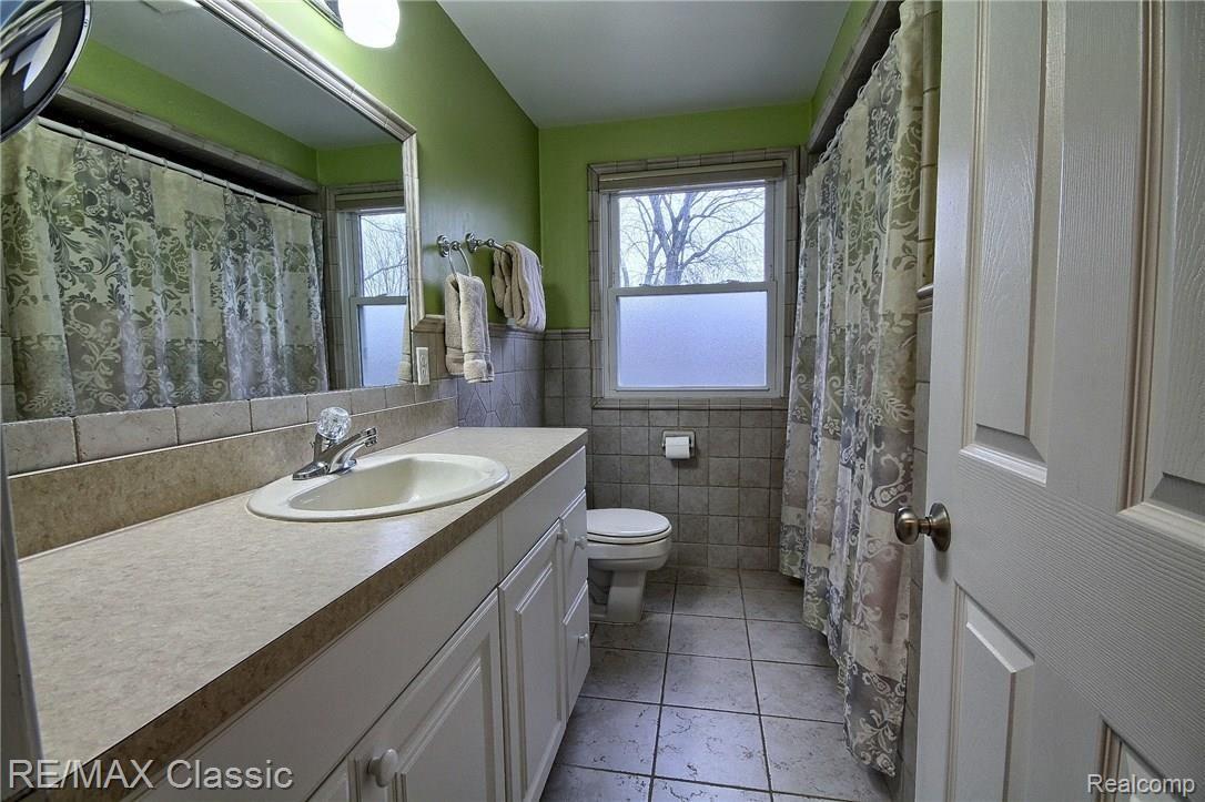 32303 Craftsbury Road Farmington, MI 48334 - Photo 21 of 31 Bathroom.jpg