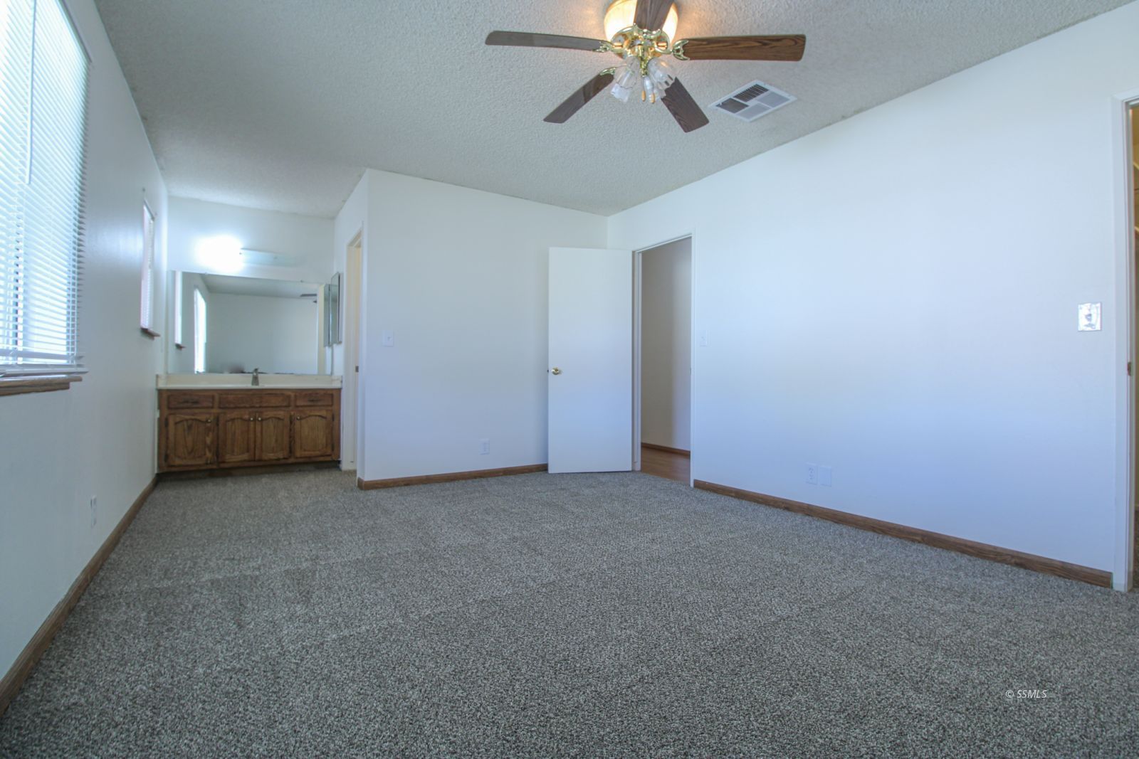 609 South Appaloosa Street Ridgecrest, CA 93555 - Photo 31 of 44 an empty room with a bathroom