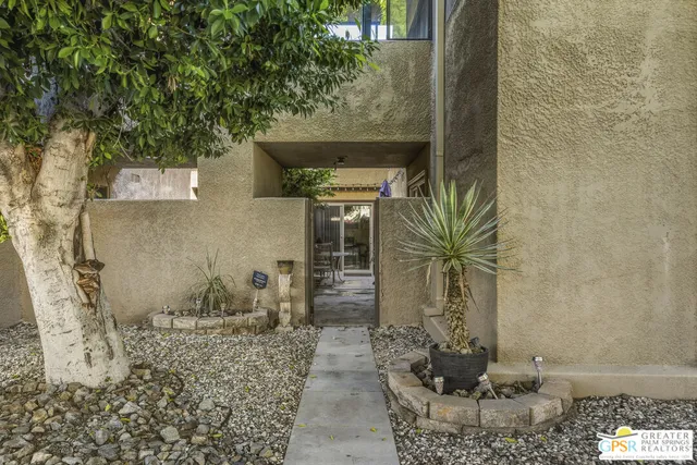 $300,000 | 460 Bradshaw E Lane, Unit 18, Palm Springs, CA 92262
