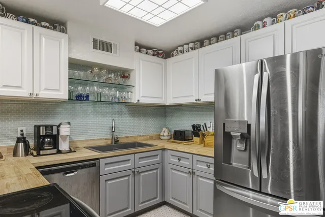 $300,000 | 460 Bradshaw E Lane, Unit 18, Palm Springs, CA 92262