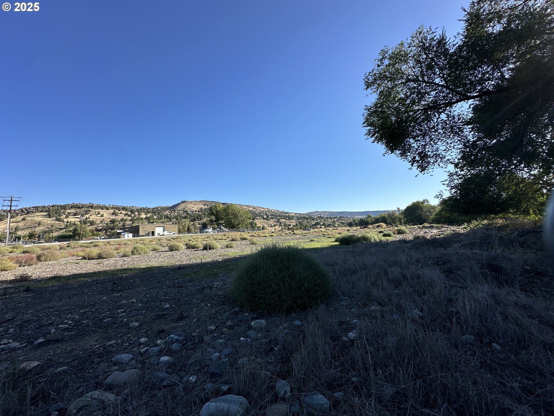 St-johnday Northeast 7th Street John Day, OR 97845 - Photo 13 of 33 a view of an ocean