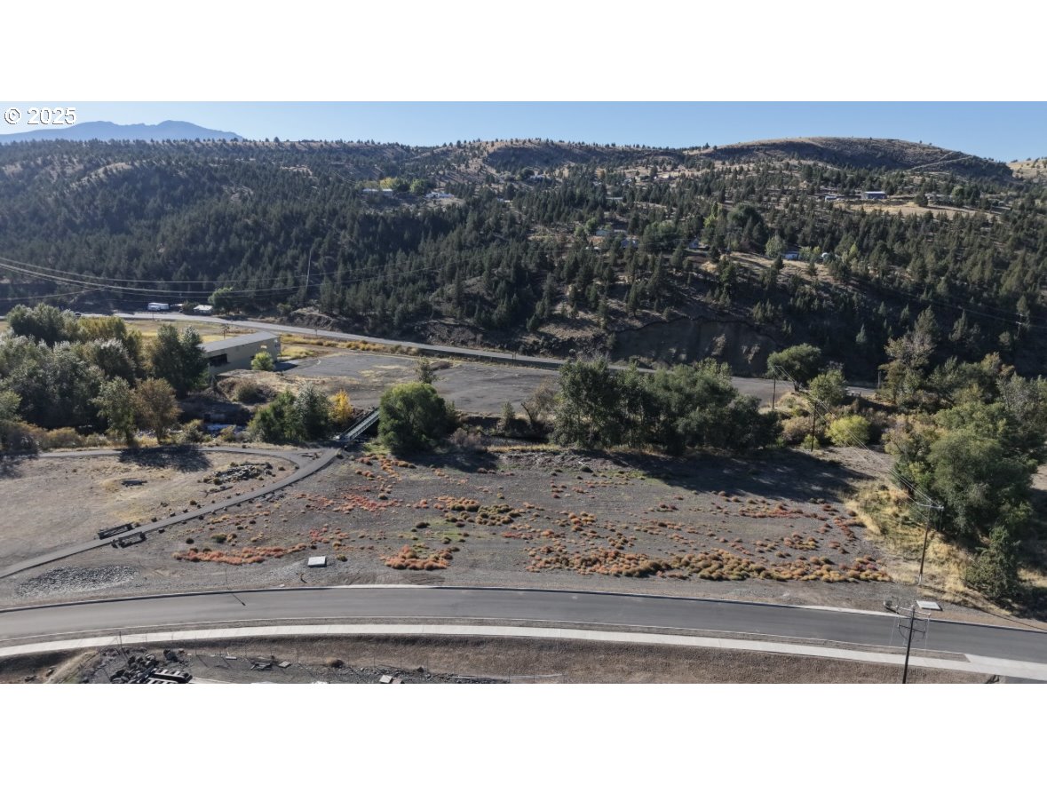 St-johnday Northeast 7th Street John Day, OR 97845 - Photo 29 of 33 a view of a road with a mountain