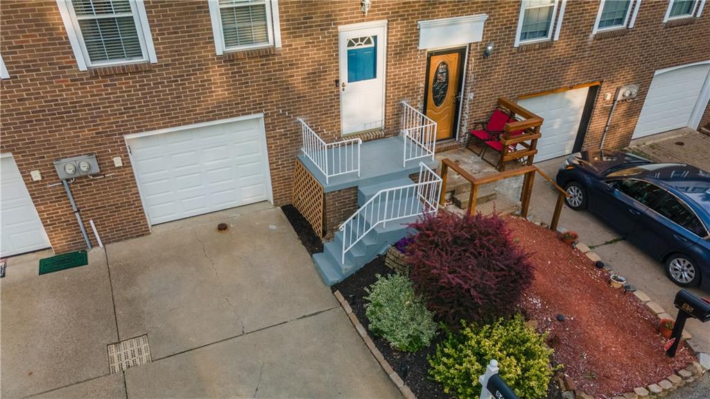 84 Cortland Drive West McKees Rocks, PA 15136 - Photo 3 of 25