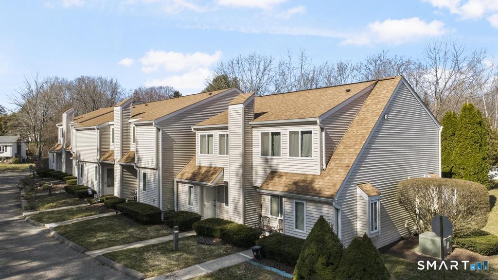 3 MacIntosh Lane, Unit 3 Ansonia, CT 06401 - Photo 3 of 34 a view of a yard in front of house