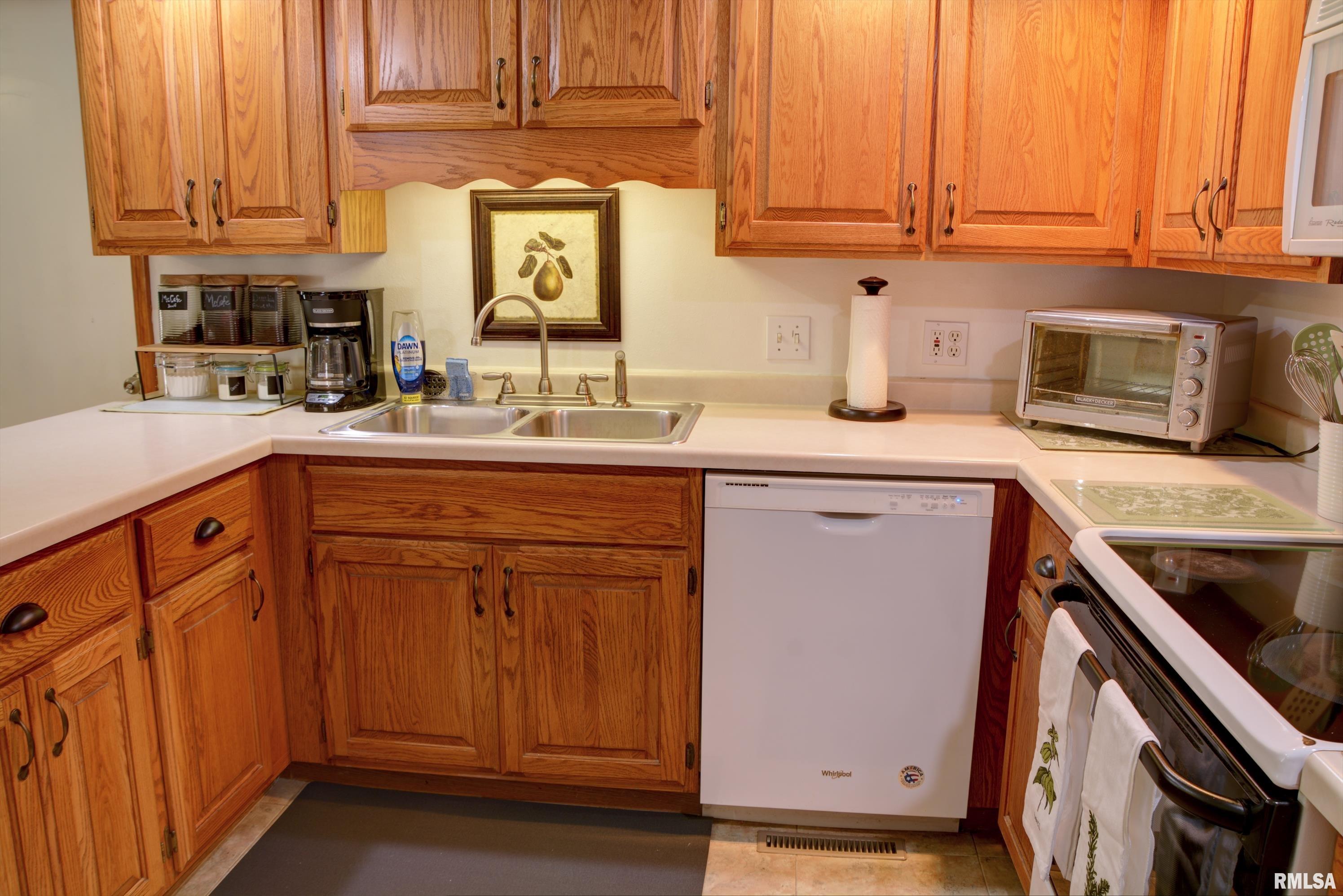 217 Scotch Pine Drive Macomb, IL 61455 - Photo 10 of 21