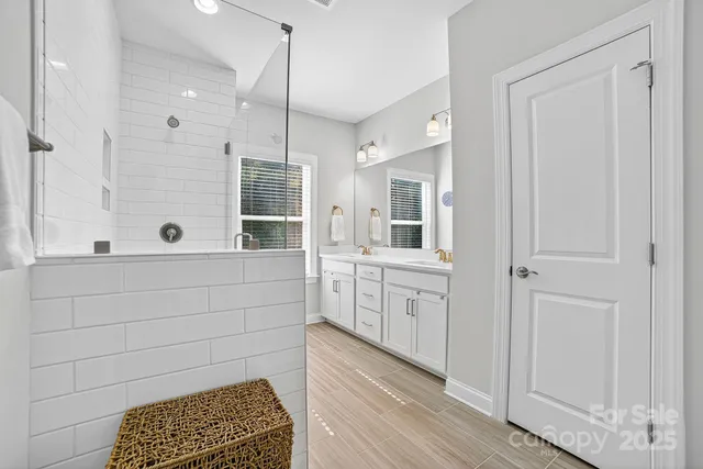 a view of livingroom with furniture