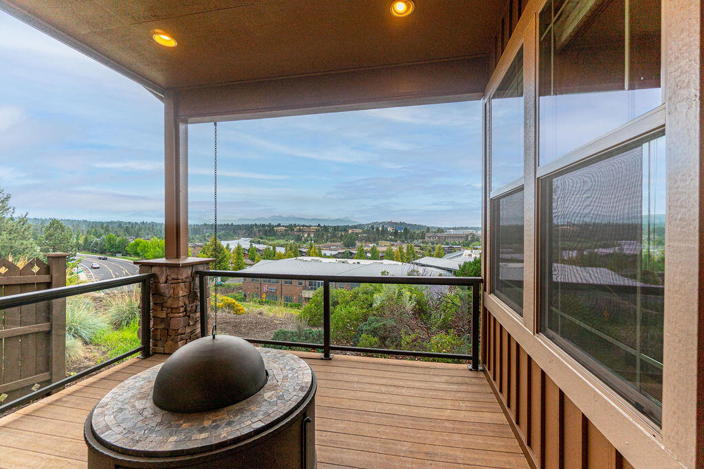913 Southwest Vantage Point Way Bend, OR 97702 - Photo 14 of 59 RileyVisuals-5