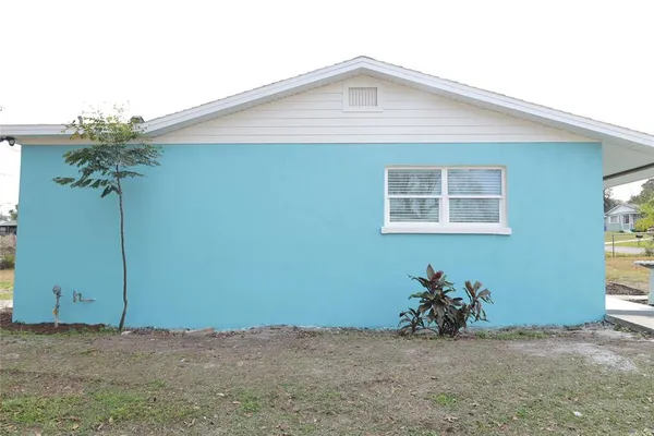 a view of an house with backyard