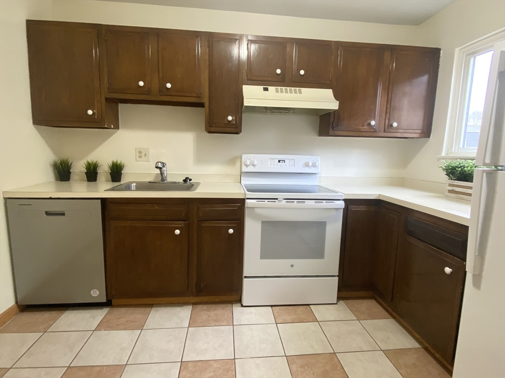 170 East Hadley Road, Unit 139 Amherst, MA 01002 - Photo 4 of 16