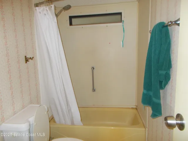 a view of empty room with window