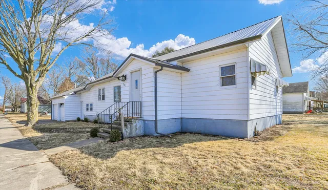 $129,500 | 301 South Douglas Street, Villa Grove, IL 61956