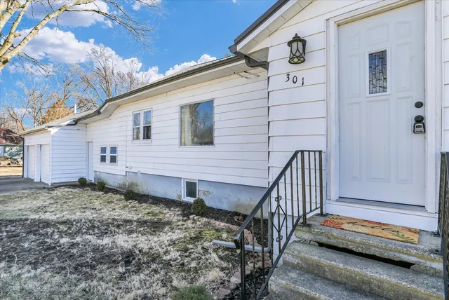 $124,500 | 301 South Douglas Street, Villa Grove, IL 61956