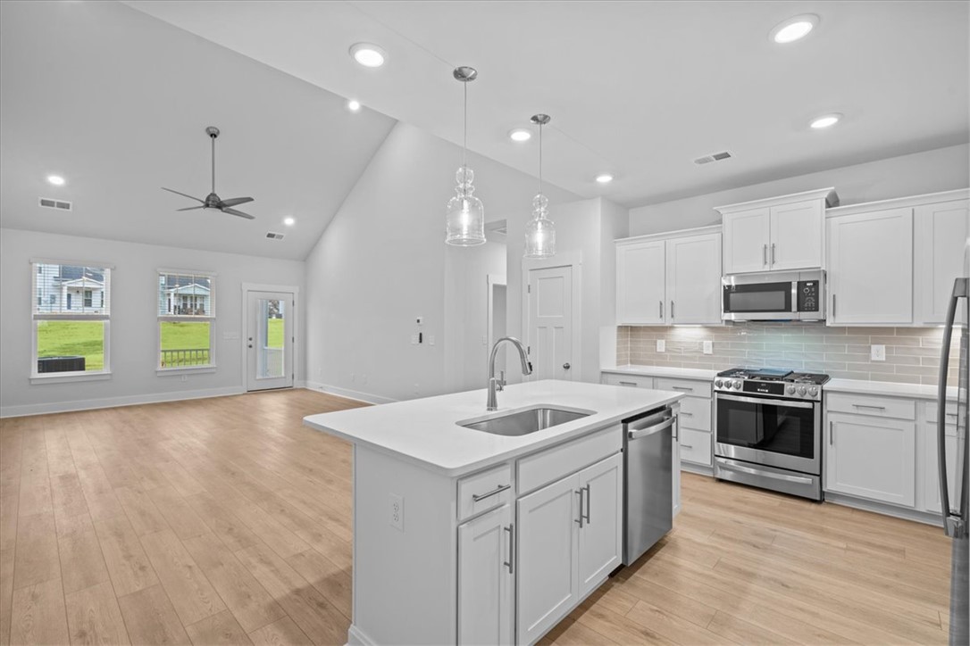 405 Crestcreek Drive Anderson, SC 29621 - Photo 9 of 37 Bright white kitchen