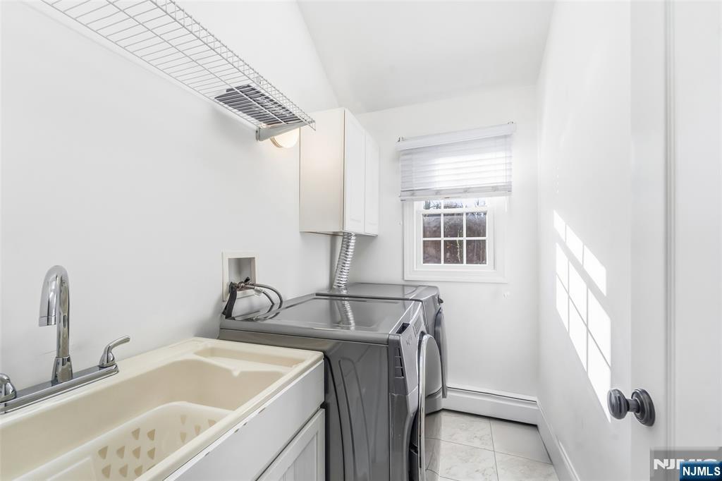 27 Pine Hill Road Old Tappan, NJ 07675 - Photo 25 of 50 a bathroom with a tub sink and mirror