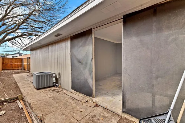 $2,200 | 5426 Winton Street, Dallas, TX 75206