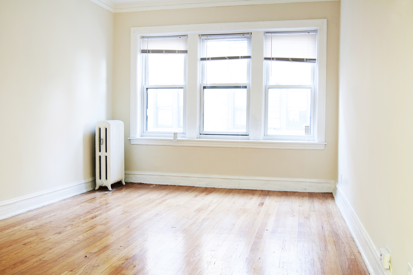 4823 North Springfield Avenue, Unit 2E Chicago, IL 60625 - Photo 4 of 6 an empty room with wooden floor and windows