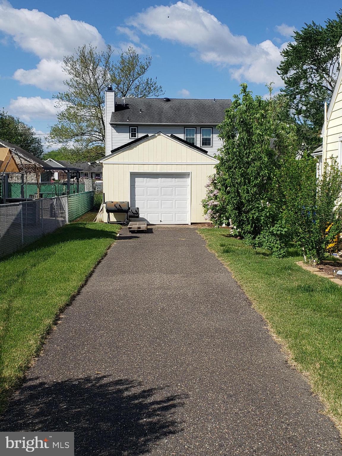 200 Arch Street Delran, NJ 08075 - Photo 3 of 20 Garage withvery long driveway.