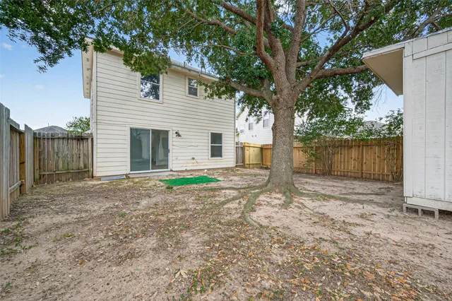 a view of a backyard