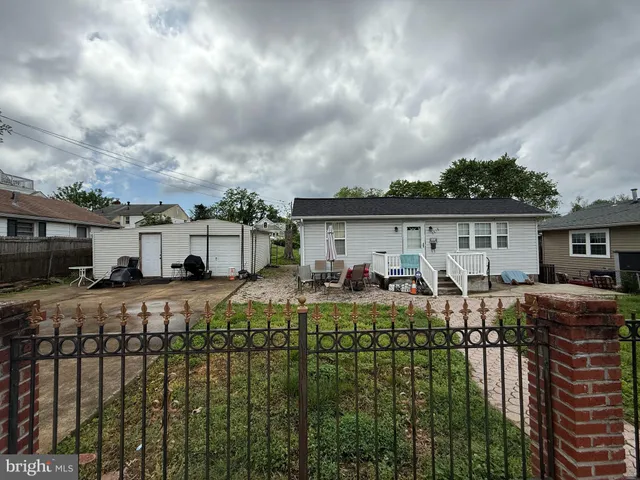 a view of a house with backyard