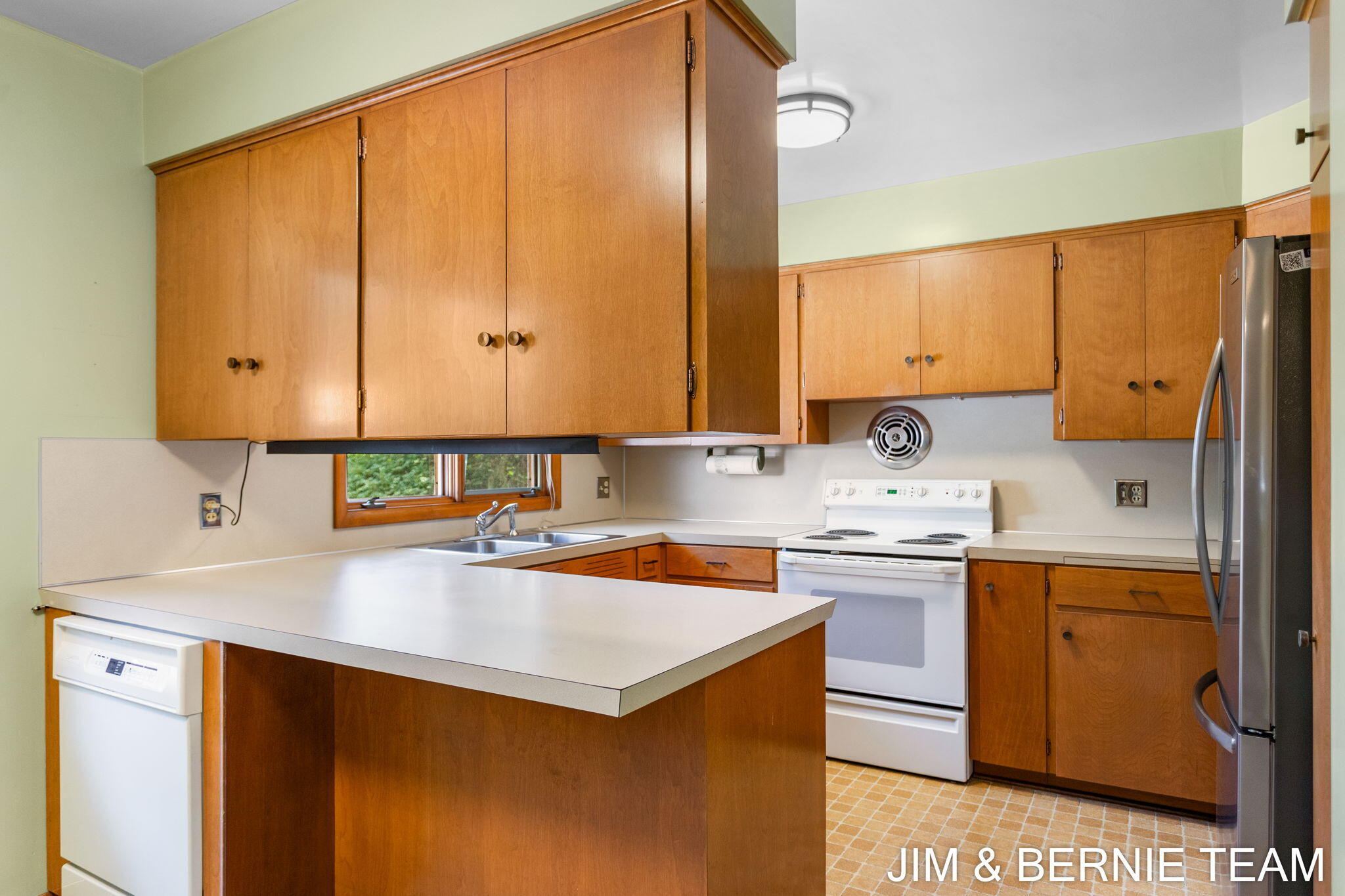 352 Beeline Road Holland, MI 49424 - Photo 12 of 64 13