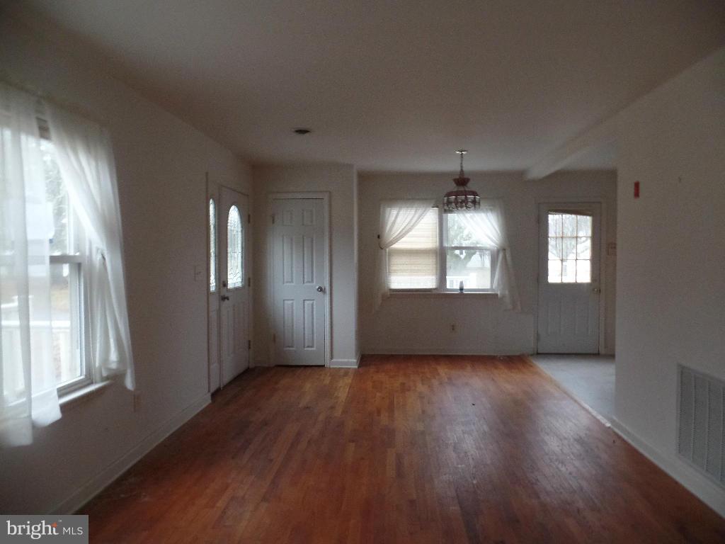 24391 Chestertown Road Chestertown, MD 21620 - Photo 5 of 11 Living Room