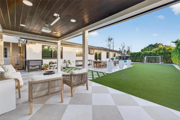 a view of a back yard of the house and green space
