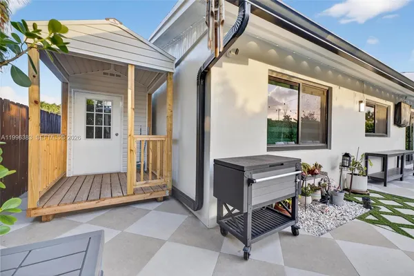 a view of a house with a backyard