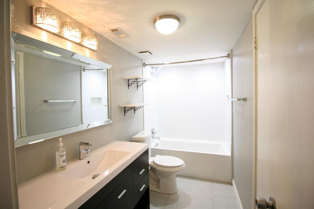 2064 Embassy Way Carrollton, TX 75006 - Photo 23 of 32 1st floor bathroom