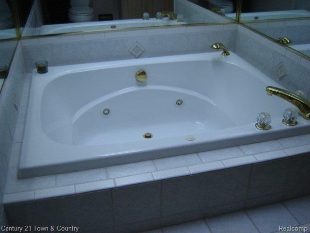 122 Kenyon Road, Unit 33 Algonac, MI 48001 - Photo 9 of 9 Master bath whirlpool tub