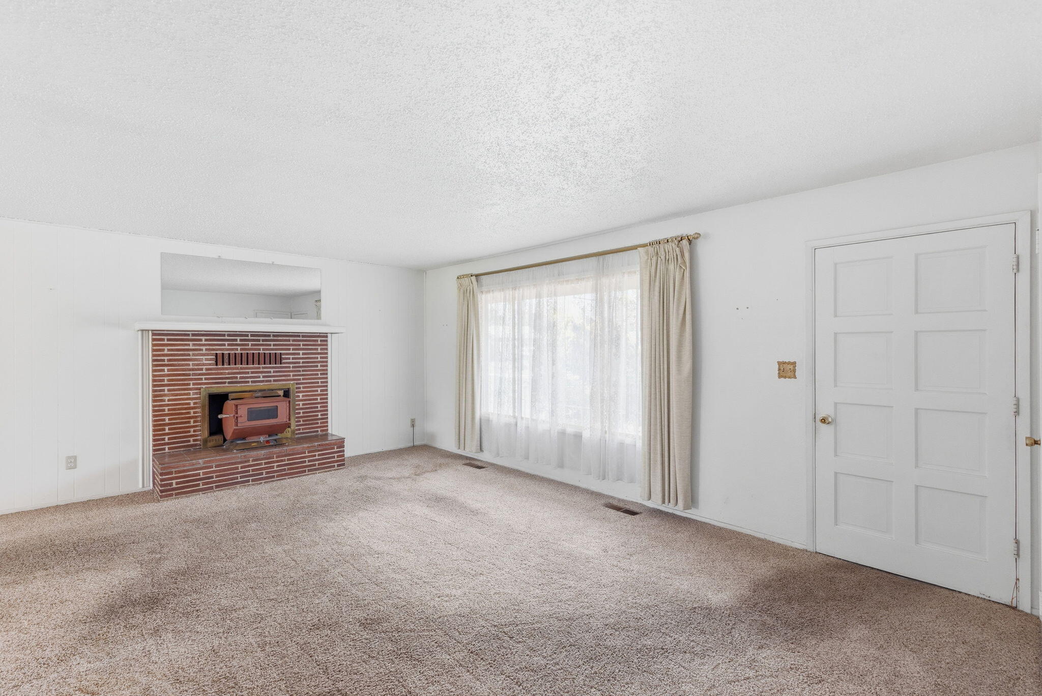 207 Holiday Lane Central Point, OR 97502 - Photo 5 of 38 Living Room